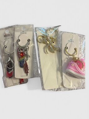Randomly picked/sent of 1 bundle Mint  Keyring bundle set of 4